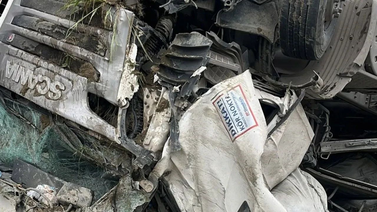 Burdur'da yoldan çıkan tır hurdaya döndü: 1 yaralı