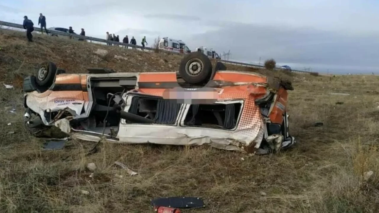 Cenaze nakil aracı kaza yaptı, araçtaki 2 kişi yaralandı