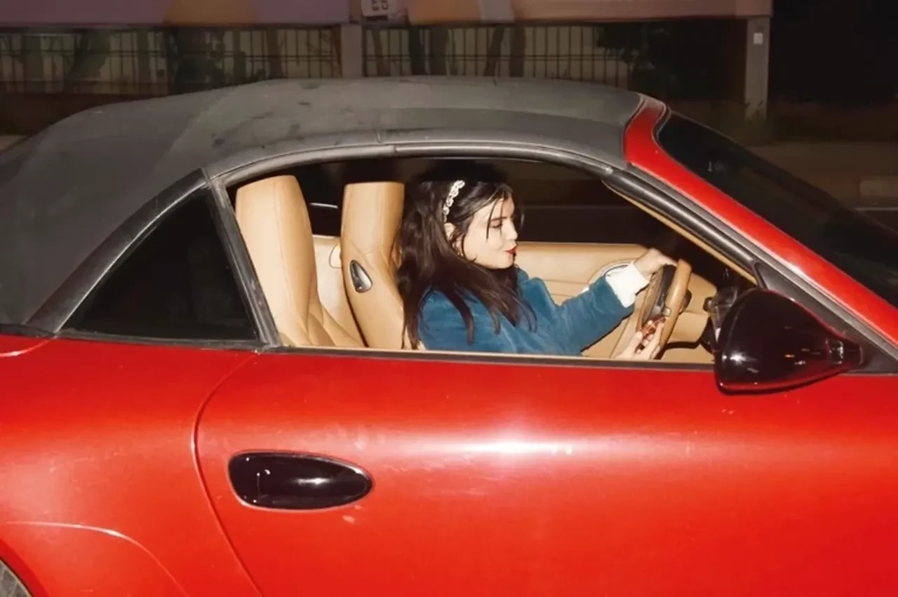 Feyza Civelek 9 milyonluk aracıyla trafikte dikkat çekti! “Etiler turu yapıyorum”