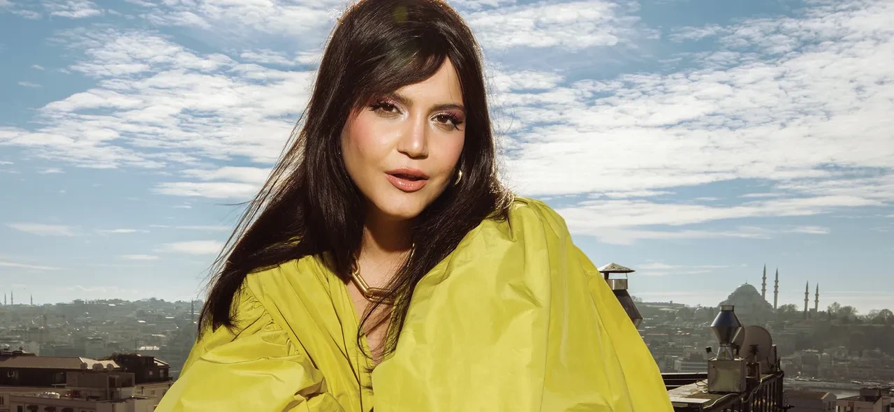 Feyza Civelek 9 milyonluk aracıyla trafikte dikkat çekti! “Etiler turu yapıyorum”