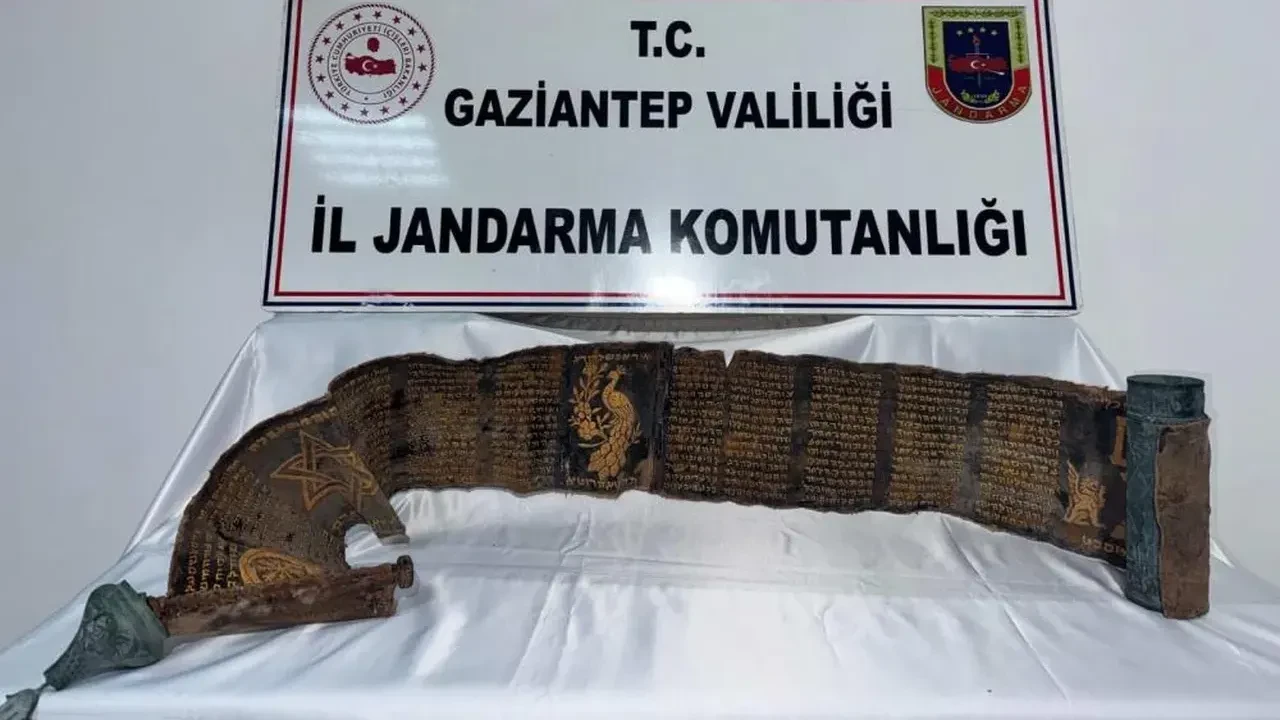 Gaziantep'te piton derisine İbranice altın yazmalı kitap ele geçirildi: 1 gözaltı