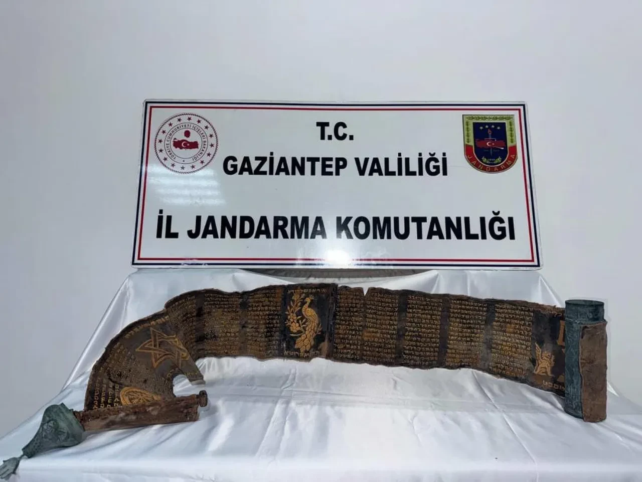 Gaziantep'te piton derisine İbranice altın yazmalı kitap ele geçirildi: 1 gözaltı