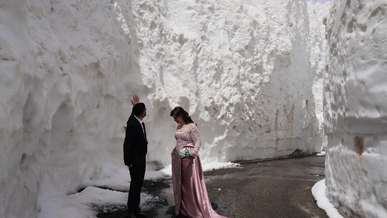 Gelin ve damattan şaşkına çeviren fotoğraf mekanı tercihi! Düğün fotoğrafçılığında bir ilk yaşandı  