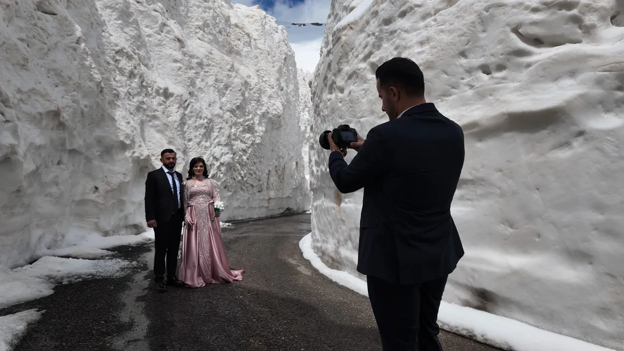 Gelin ve damattan şaşkına çeviren fotoğraf mekanı tercihi! Düğün fotoğrafçılığında bir ilk yaşandı  