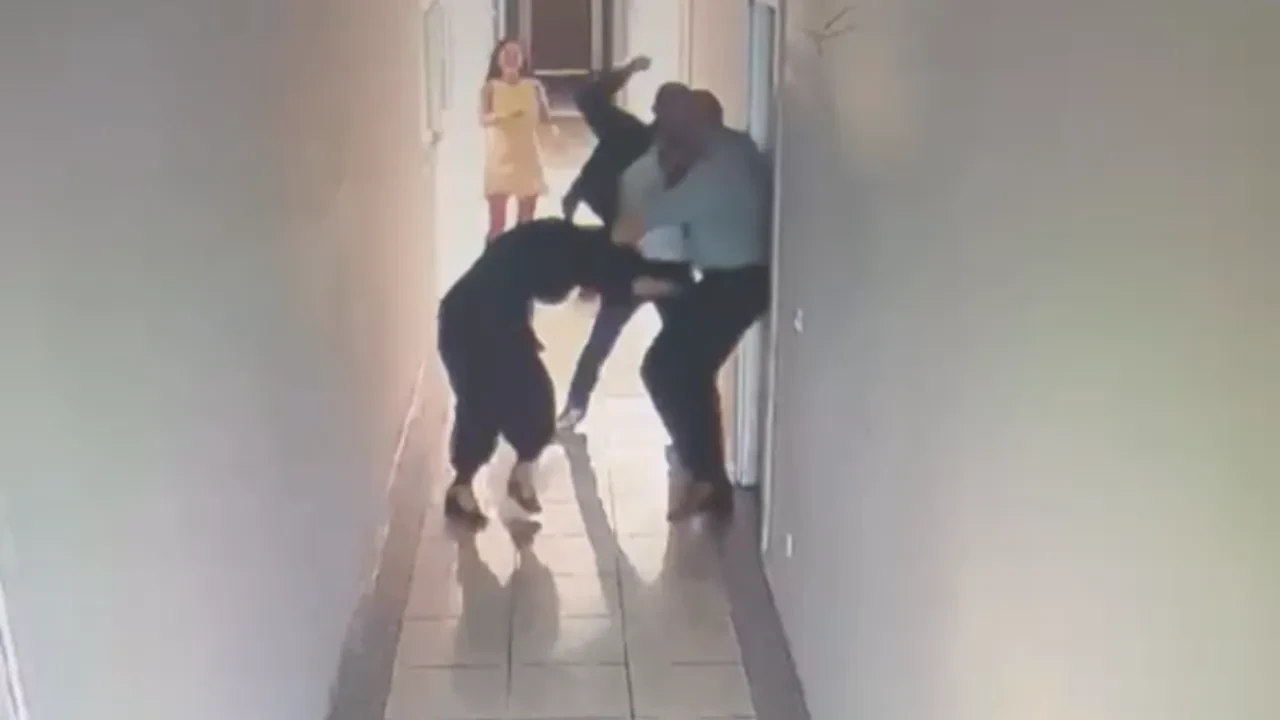 İki kardeş kavga etti, şirket çalışanı yaralandı: Silahlı kavga anı güvenlik kamerasında