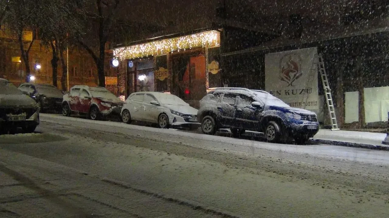 Kış geri geldi! Kars ve Erzurum kar yağışıyla beyaza büründü