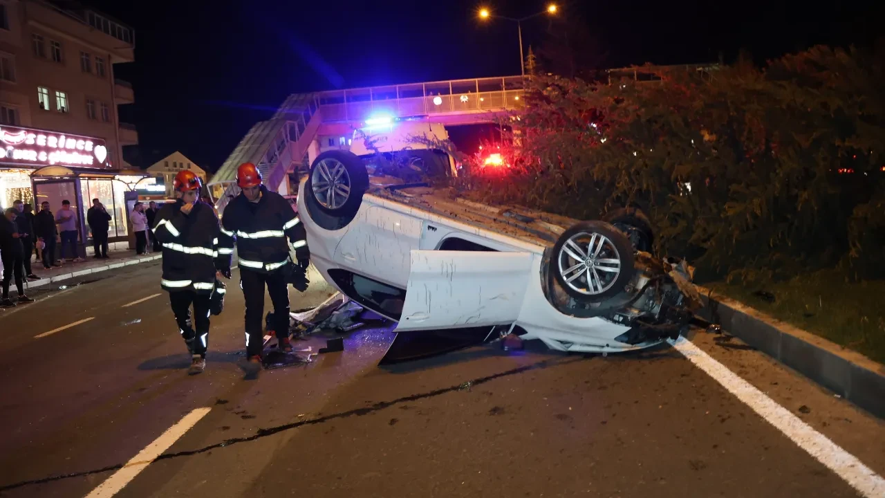 Köpeğe çarpmamak için manevra yapan araç iki takla attı: Kaza anı kamerada