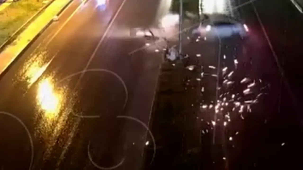 Malatya'da feci kaza! Kontrolden çıkan araç böyle refüje çarptı