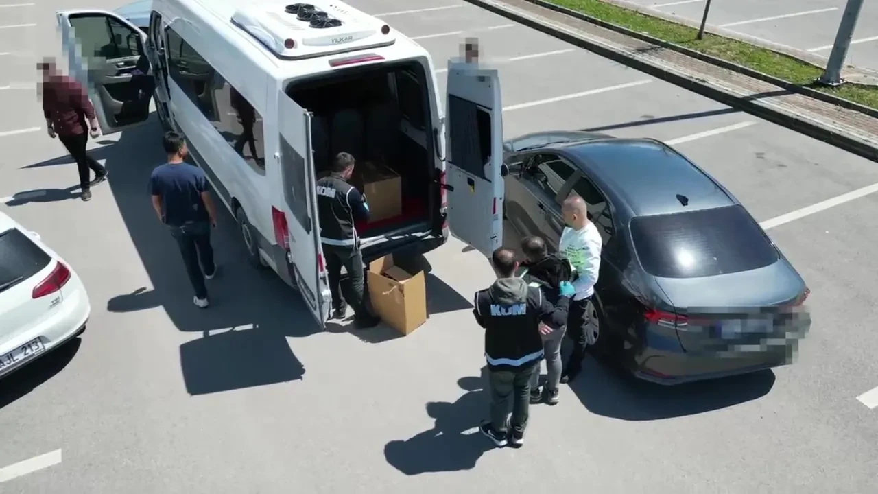 Minibüsten "Cephanelik" çıktı: Kocaeli’de dev silah operasyonu