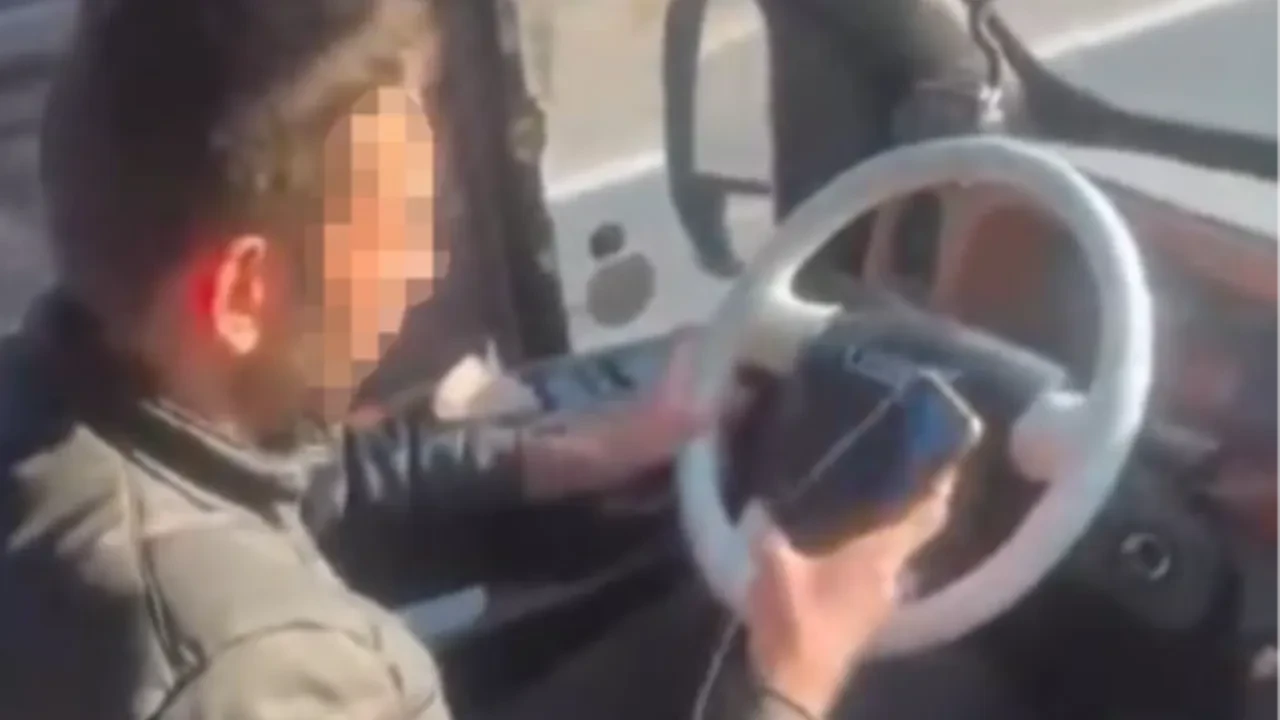 Onlarca kişinin canını tehlikeye attı! Telefona bakan dolmuş şoförü tepki çekti