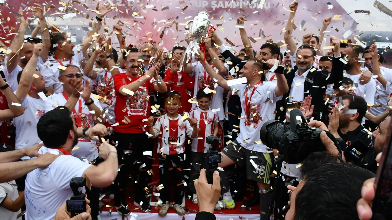 Şampiyon Batman Petrolspor kupasını aldı