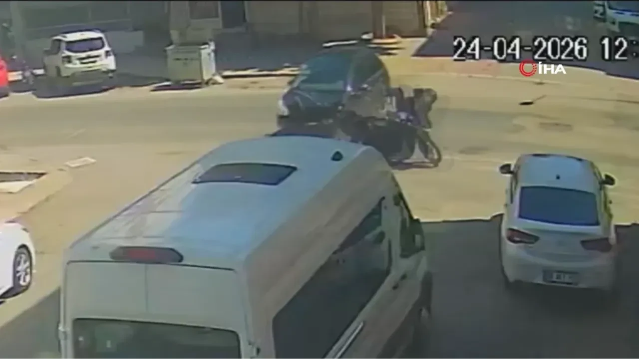 Tekirdağ'da korkutan kaza! Otomobille çarpışan motosikletlinin savrulduğu anlar kamerada