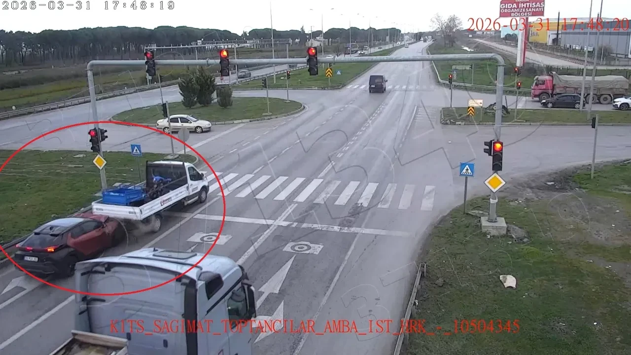 Trafik ihlalleri kazaya davetiye çıkardı! Samsun’da korkutan anlar kamerada