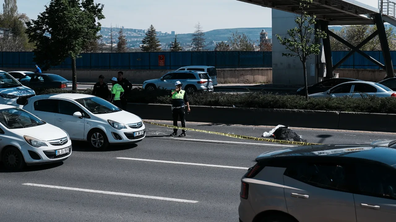 Üst geçitten düştü, otomobilin altında kaldı: Ankara’da afiş asan işçinin feci ölümü yürek sızlattı