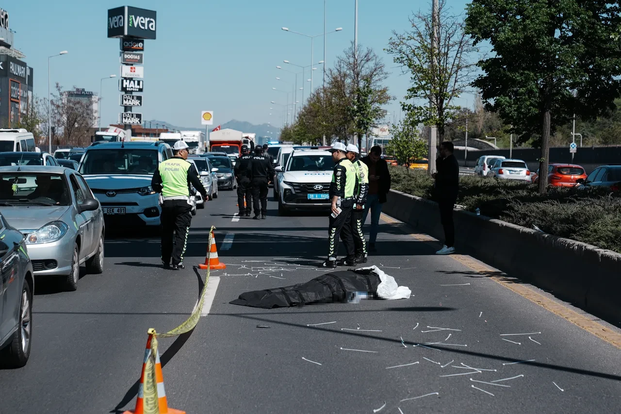 Üst geçitten düştü, otomobilin altında kaldı: Ankara’da afiş asan işçinin feci ölümü yürek sızlattı
