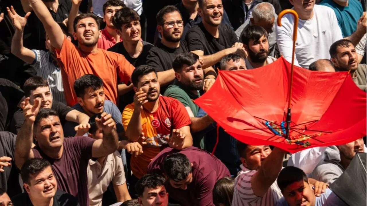 20 dakikada 10 ton saçıldı! Vatandaşlar 5 bin yıllık gelenek için birbiriyle yarıştı 