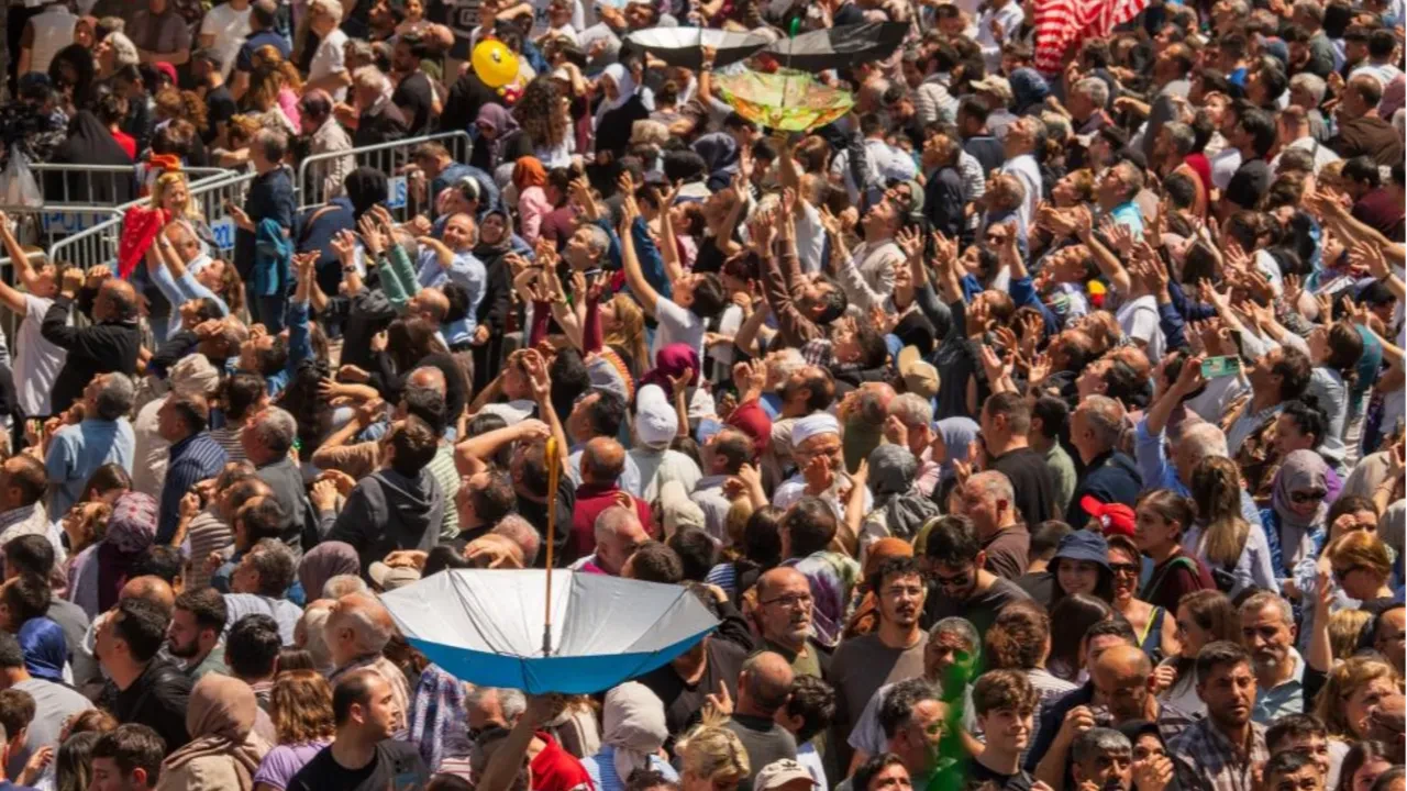 20 dakikada 10 ton saçıldı! Vatandaşlar 5 bin yıllık gelenek için birbiriyle yarıştı