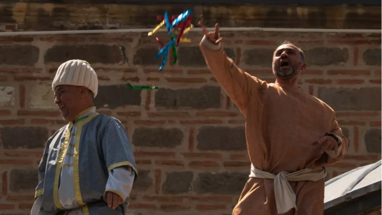 20 dakikada 10 ton saçıldı! Vatandaşlar 5 bin yıllık gelenek için birbiriyle yarıştı