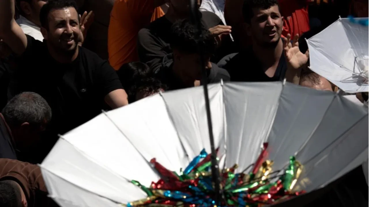 20 dakikada 10 ton saçıldı! Vatandaşlar 5 bin yıllık gelenek için birbiriyle yarıştı