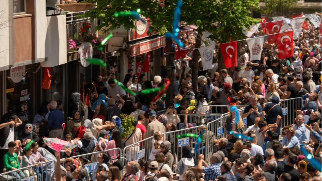 20 dakikada 10 ton saçıldı! Vatandaşlar 5 bin yıllık gelenek için birbiriyle yarıştı