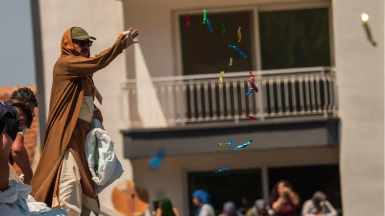 20 dakikada 10 ton saçıldı! Vatandaşlar 5 bin yıllık gelenek için birbiriyle yarıştı