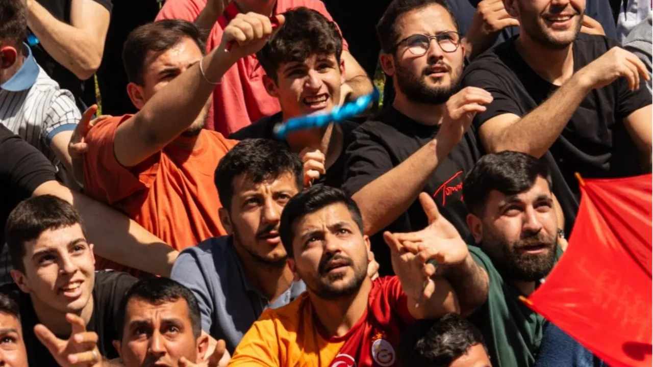 20 dakikada 10 ton saçıldı! Vatandaşlar 5 bin yıllık gelenek için birbiriyle yarıştı