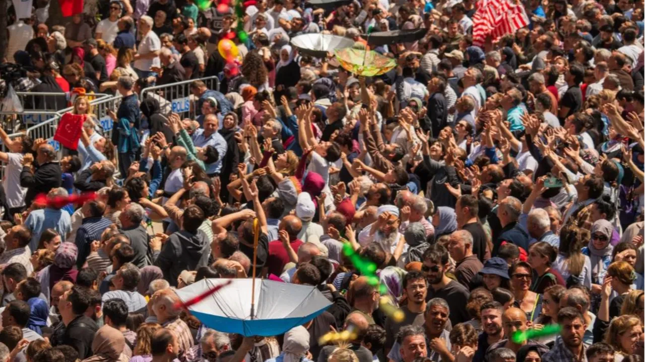 20 dakikada 10 ton saçıldı! Vatandaşlar 5 bin yıllık gelenek için birbiriyle yarıştı