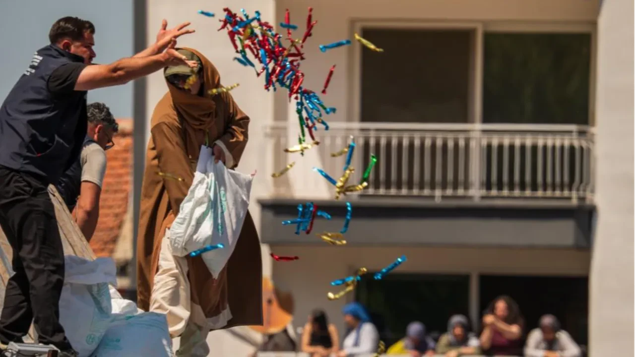 20 dakikada 10 ton saçıldı! Vatandaşlar 5 bin yıllık gelenek için birbiriyle yarıştı
