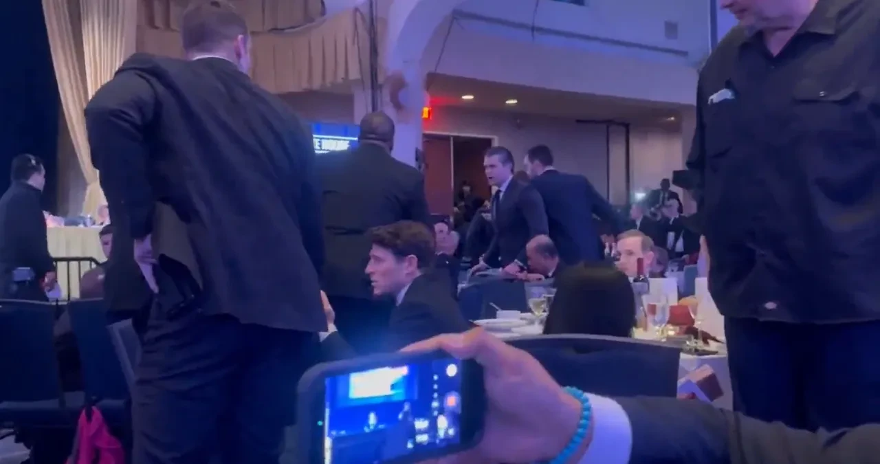 ABD Başkanı Donald Trump'ın katıldığı yemekte silah sesleri! Apar topar salondan çıkarıldı