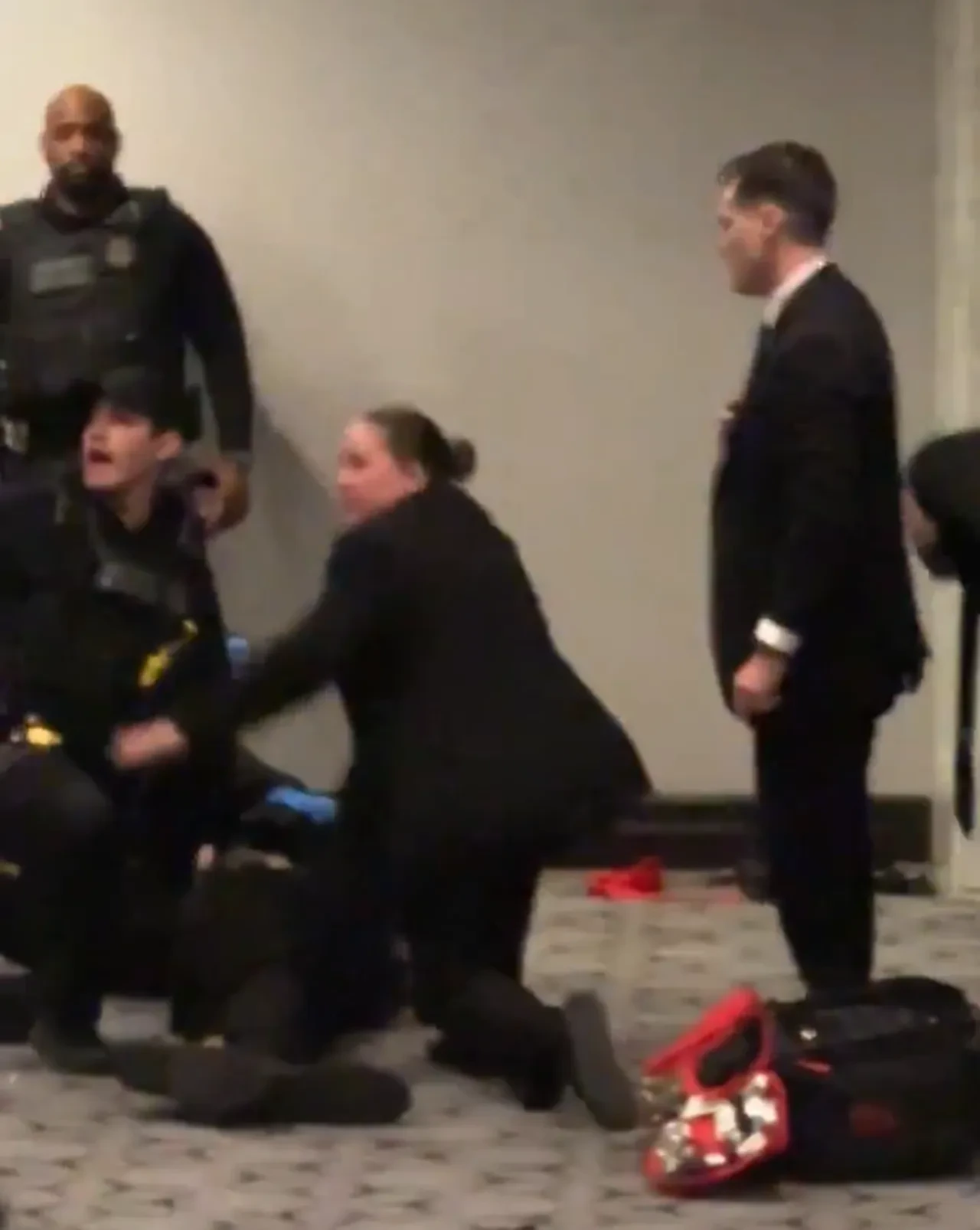 ABD Başkanı Donald Trump'ın katıldığı yemekte silah sesleri! Apar topar salondan çıkarıldı