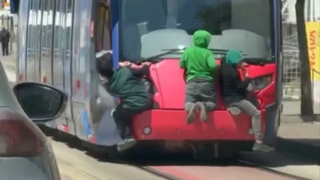Bursalı çocukların ölümle oyunu! Tramvaya tutunarak yolculuk ettiler