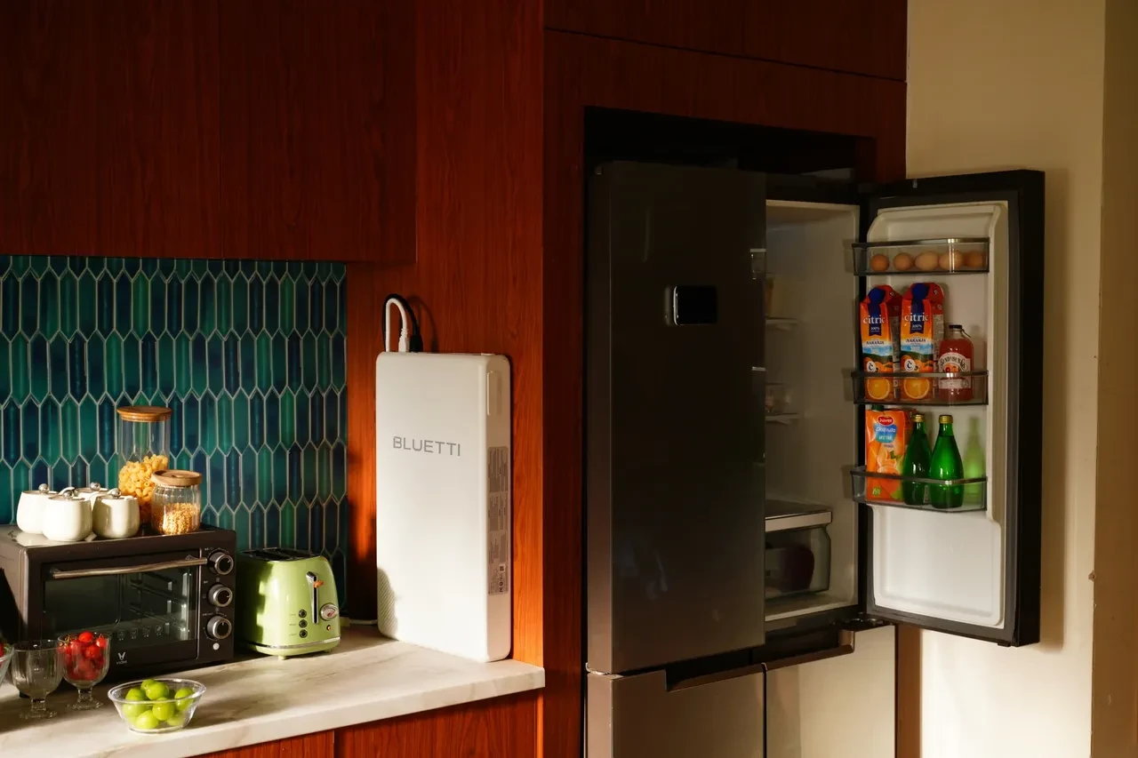 Buzdolabını 22 saat çalıştıran batarya: Elektrik kesintisinde yiyecekler bozulmayacak