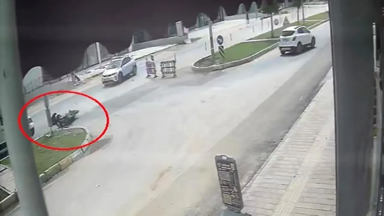 Daralan yol facia getirdi! Otomobile çarpan motosikletli minibüsün altına girdi