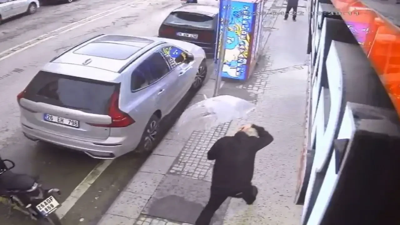 Fırtınada kırılan cam, kaldırımda yürüyen adamın üzerine düştü!