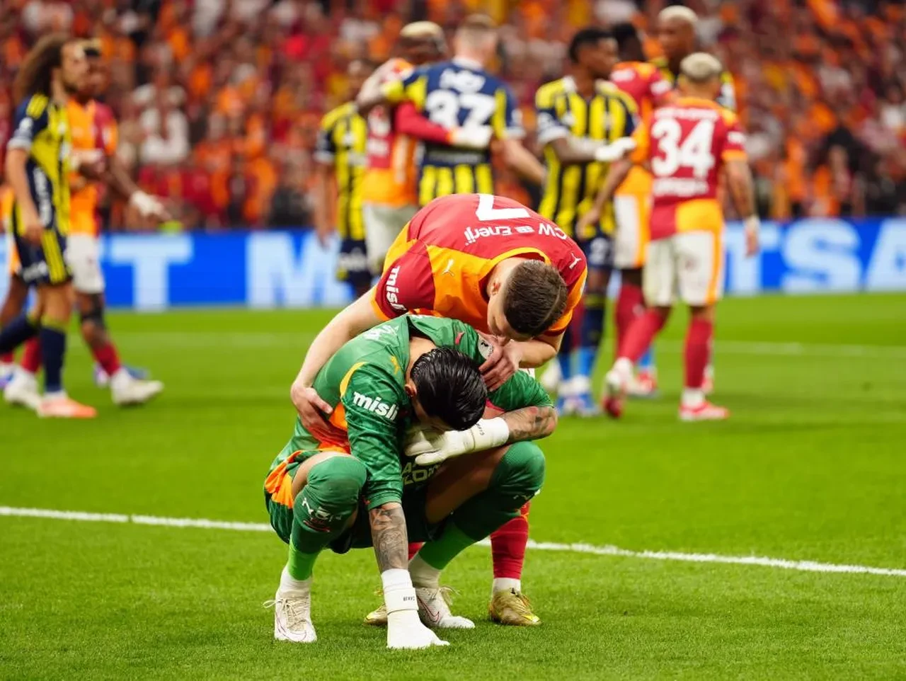 Galatasaray Fenerbahçe'yi 3 golle yıkıp şampiyonluk yolunda büyük avantaj yakaladı