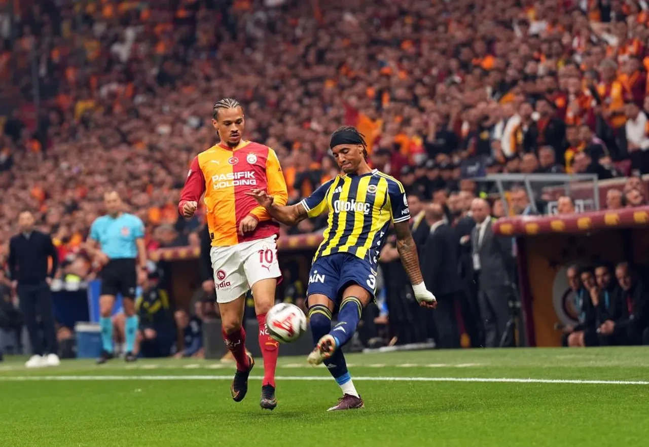 Galatasaray Fenerbahçe'yi 3 golle yıkıp şampiyonluk yolunda büyük avantaj yakaladı