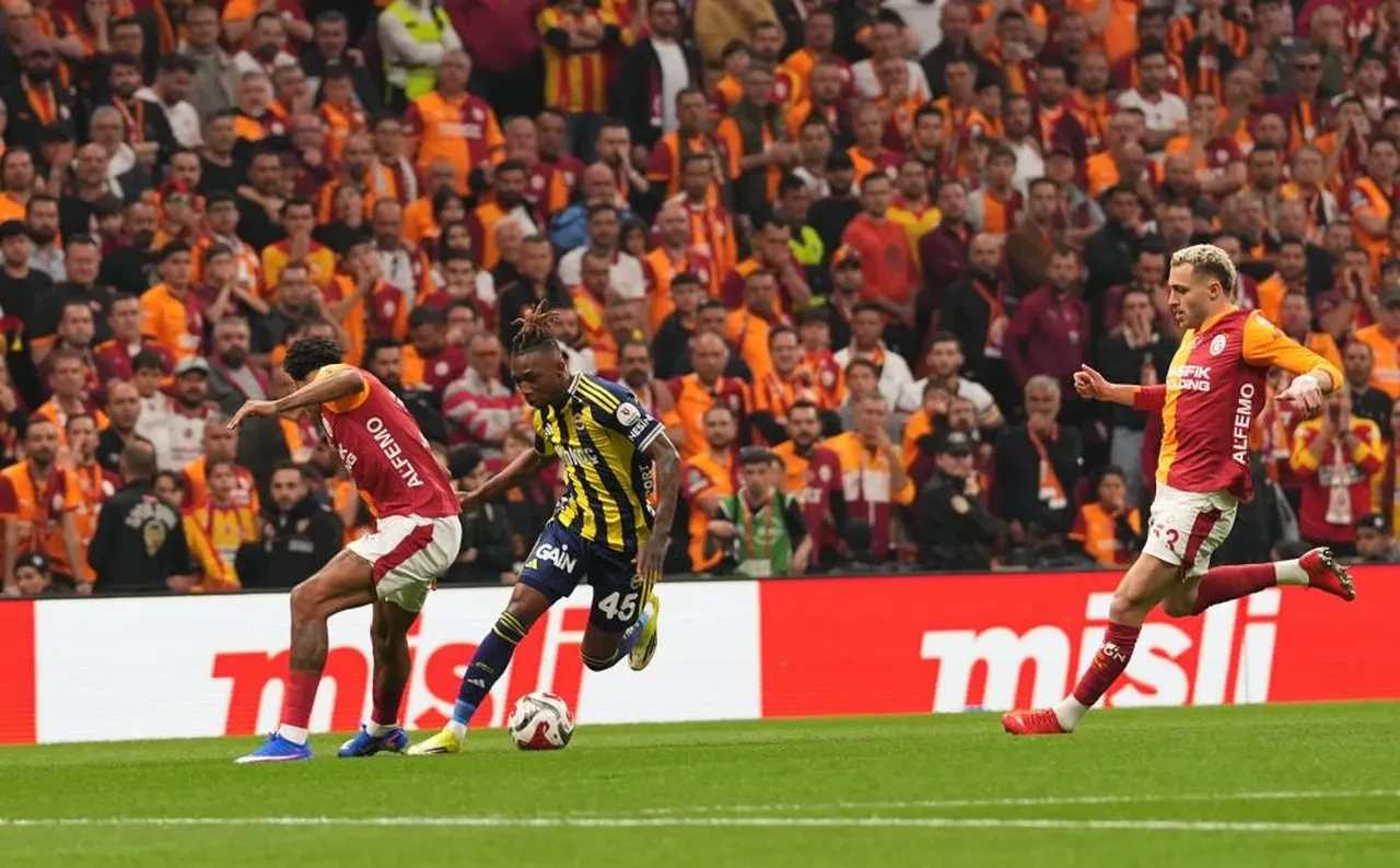 Galatasaray Fenerbahçe'yi 3 golle yıkıp şampiyonluk yolunda büyük avantaj yakaladı