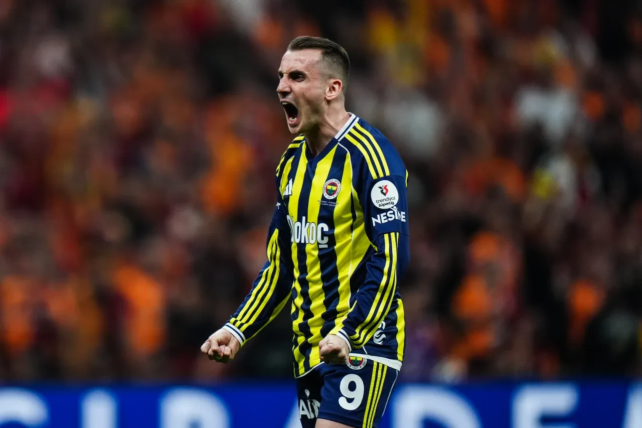 Galatasaray Fenerbahçe'yi 3 golle yıkıp şampiyonluk yolunda büyük avantaj yakaladı