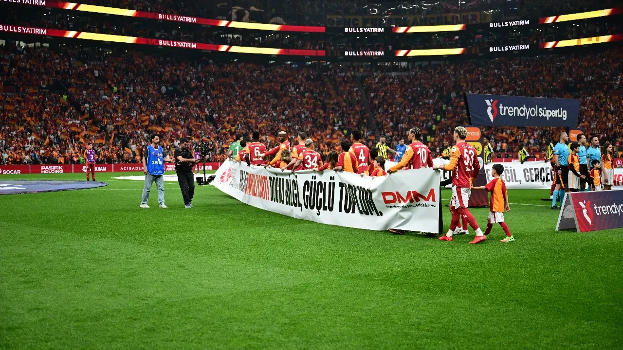 Galatasaray-Fenerbahçe maçı pankartları dikkat çekti: İletişim Başkanı Duran'dan teşekkür