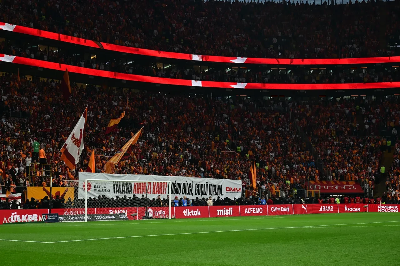 Galatasaray-Fenerbahçe maçı pankartları dikkat çekti: İletişim Başkanı Duran'dan teşekkür