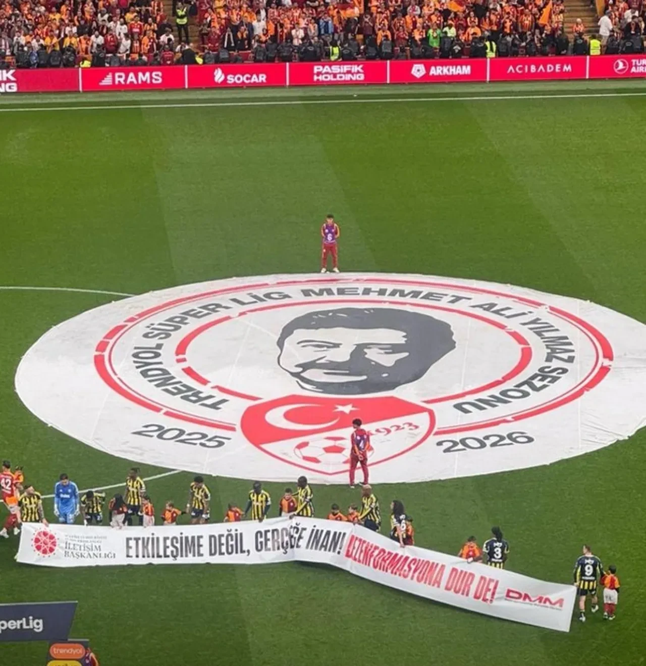 Galatasaray-Fenerbahçe maçı pankartları dikkat çekti: İletişim Başkanı Duran'dan teşekkür