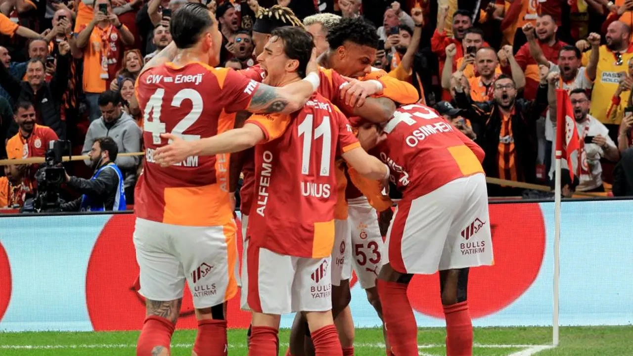 Galatasaray Fenerbahçe'yi 3 golle yıkıp şampiyonluk yolunda büyük avantaj yakaladı