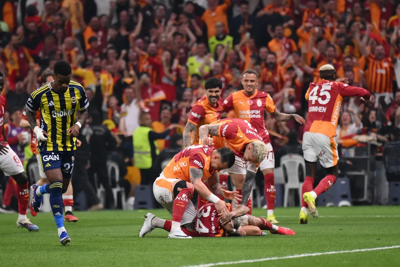 Galatasaray Fenerbahçe'yi 3 golle yıkıp şampiyonluk yolunda büyük avantaj yakaladı