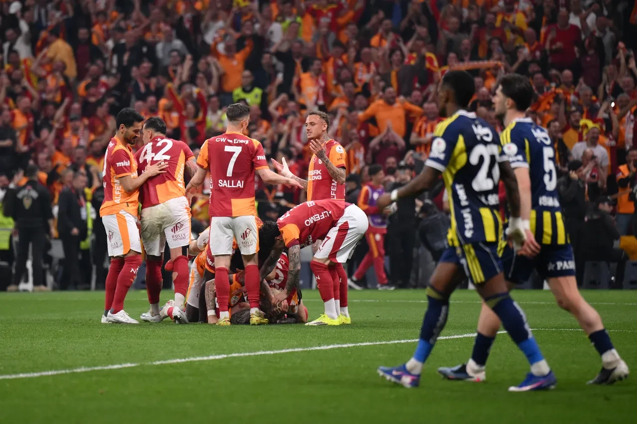 Galatasaray Fenerbahçe'yi 3 golle yıkıp şampiyonluk yolunda büyük avantaj yakaladı