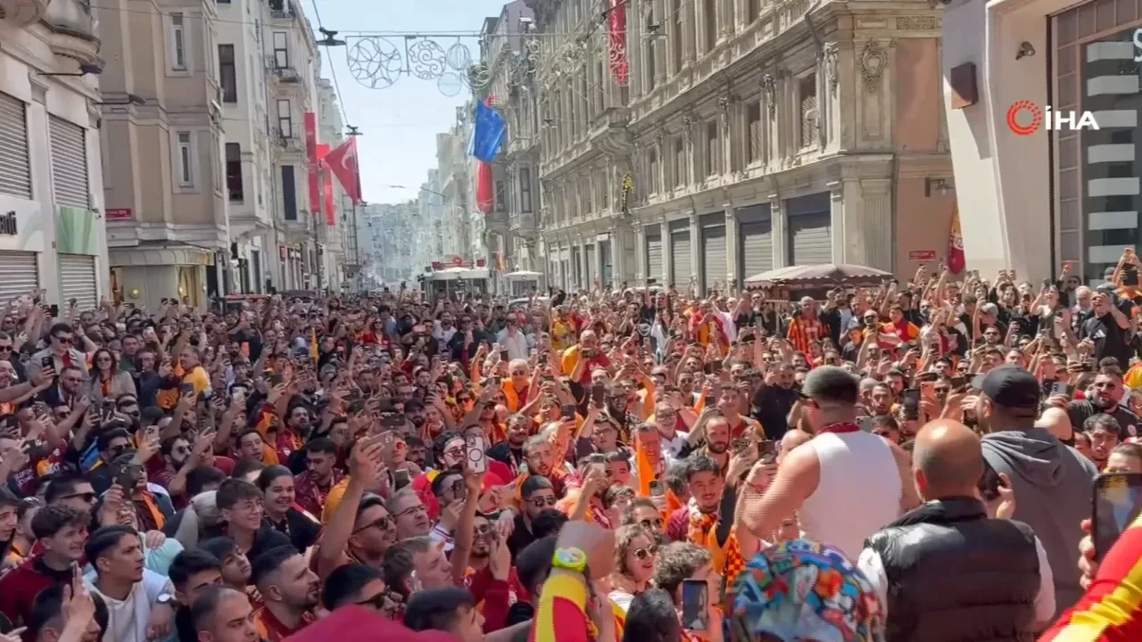 Galatasaraylı taraftarlar, derbi öncesi Taksim’de toplandı