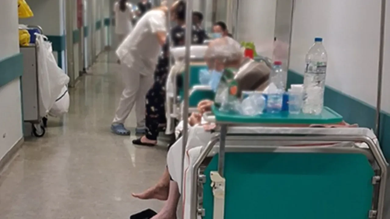 İki gün boyunca koridorda sedyeyle bekletildi: Atina'da sağlık krizi