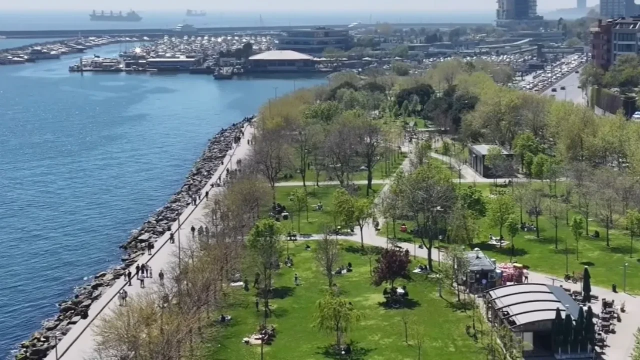 İstanbullu güneşi gördü parklara ve sahillere akın etti