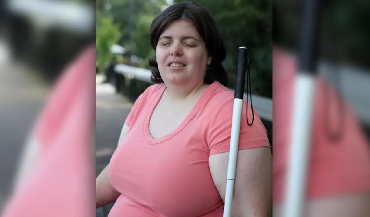 Kör olmak için elinden geleni yaptı! En sonunda doktor yardımıyla başardı