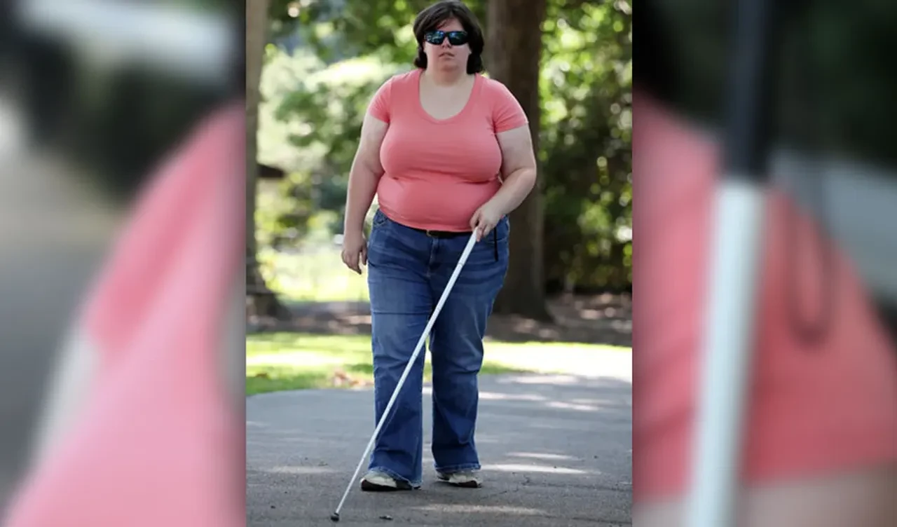 Kör olmak için elinden geleni yaptı! En sonunda doktor yardımıyla başardı