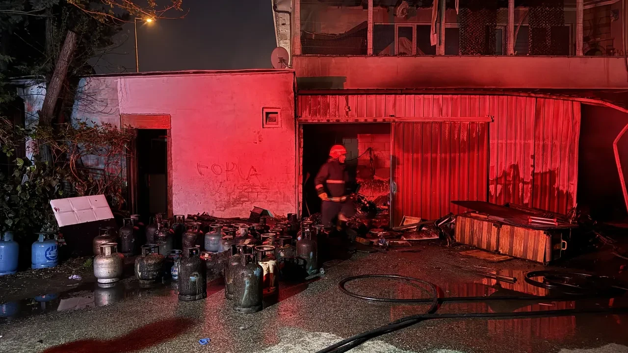 Mahalledeki yangın bile onları harekete geçiremedi! Galatasaray-Fenerbahçe derbisini bırakamadılar